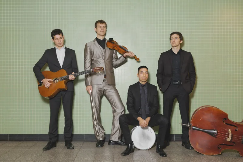 Temmingberg mit Violine, Gitarre, Kontrabass und Percussion