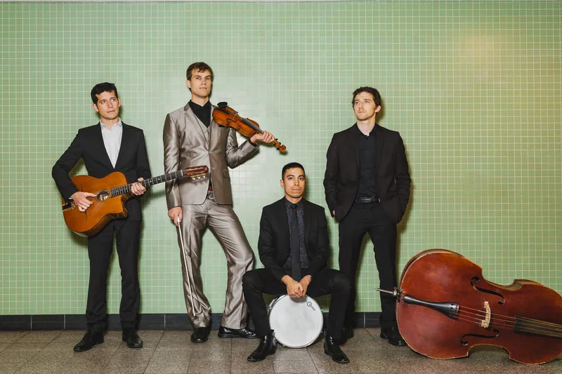 Temmingberg mit Gitarre, Violine, Percussion und Kontrabass
